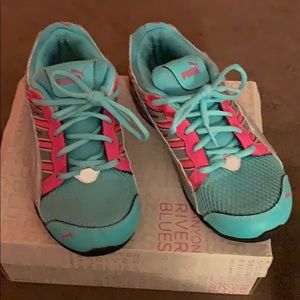 Girl’s Puma sneakers size 5 youth